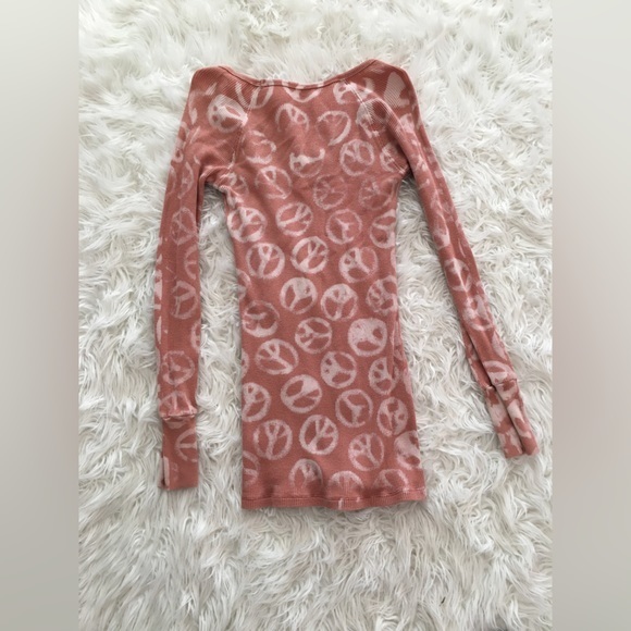 Worn 1X, Jakes Dry Goods, Women Waffle LS Shirt, Pink/White Peace Signs - Picture 4 of 4